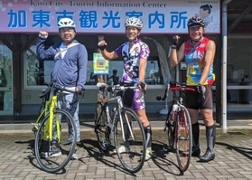 参加を呼び掛ける加東市サイクリング協会のメンバーたち＝加東市河高（加東市観光協会提供）