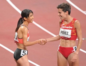 東京五輪陸上女子１５００メートル決勝で８位入賞し、スペインの選手と握手を交わす田中希実（左）＝国立競技場（撮影・高部洋祐）