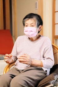 空襲の傷痕が残るたんすを今も大切に持っている田中美恵子さん＝加東市