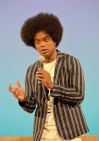 自身の生い立ちやいじめを受けた経験を語る副島淳さん＝西脇市市民交流施設オリナス