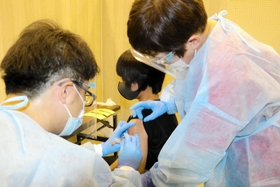 小野市が実施している中学生向けの集団接種＝小野市王子町