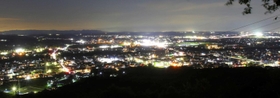 美しい下滝野周辺の夜景。空襲に備える灯火管制はない＝加東市光明寺から望む（撮影・中西大二）