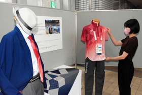 竹内輝明さんが着用した東京五輪体操の審判ユニホーム＝加西市役所