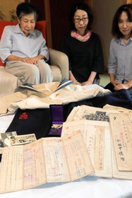 ７６年間大切に保管されてきた田中俊治さんの遺品＝加東市下滝野