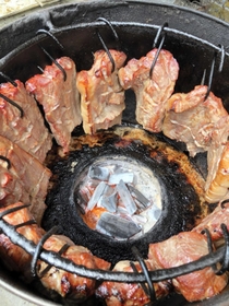 徐々に火が通っていく豚肉＝西脇市黒田庄町喜多
