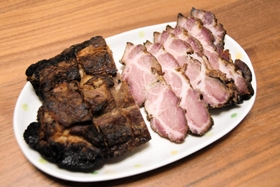 香ばしい香りが広がる焼き豚＝西脇市黒田庄町喜多