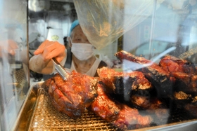 箸が進む味で、「１枚だけ買う人の方が珍しい」という焼き豚＝西脇市黒田庄町喜多
