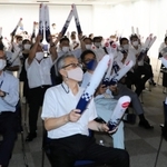 小野市役所から声援を送る市職員ら＝小野市中島町