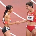東京五輪陸上女子１５００メートル決勝で８位入賞し、スペインの選手と握手を交わす田中希実（左）＝国立競技場（撮影・高部洋祐）