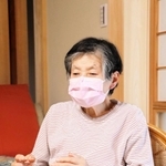 空襲の傷痕が残るたんすを今も大切に持っている田中美恵子さん＝加東市