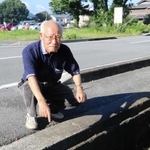 機銃掃射から隠れた水路を示す門脇紀夫さん＝加東市家原