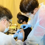 小野市が実施している中学生向けの集団接種＝小野市王子町