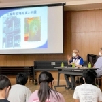 三田空襲について学ぶ三輪小の児童ら＝三田市三輪（同小提供）