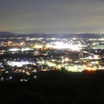 美しい下滝野周辺の夜景。空襲に備える灯火管制はない＝加東市光明寺から望む（撮影・中西大二）