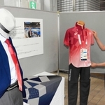 竹内輝明さんが着用した東京五輪体操の審判ユニホーム＝加西市役所