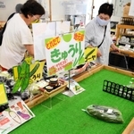 開店直後にもかかわらず、ほとんど品物が並んでいない直売所のワゴン＝西脇市西田町