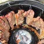 徐々に火が通っていく豚肉＝西脇市黒田庄町喜多