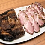 香ばしい香りが広がる焼き豚＝西脇市黒田庄町喜多