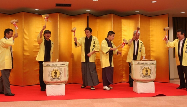 イベント開催を祝い鏡開きをする出演者や乾杯まつり関係者ら＝加東市上三草、やしろ国際学習塾