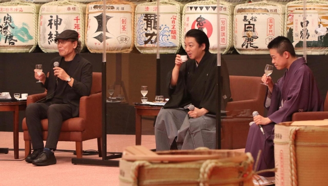 加東市産山田錦で醸したさまざまな日本酒を堪能する（左から）吉田類さん、茂山逸平さん、桂吉坊さん＝加東市上三草、やしろ国際学習塾