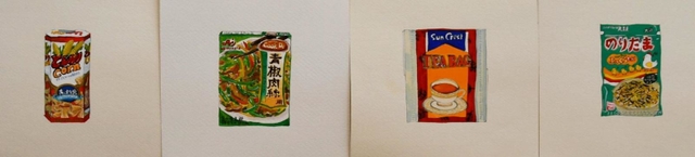 食品などのパッケージを一つずつ描いた作品群＝岡之山美術館アトリエ