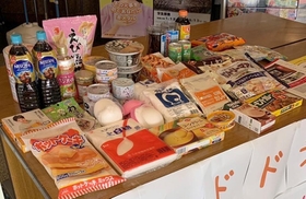 ３月の開催時に回収された食料品＝加東市下滝野（加東文化振興財団提供）