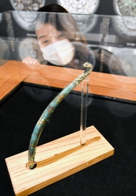 金とトルコ石で装飾が施された帯鉤＝加西市豊倉町