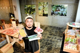 食品まつりさんと架空の道の駅を再現した展示＝加西市北条町北条
