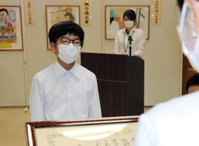 絵画展で文部科学大臣賞を受賞した遠藤聖梧さん＝八千代コミュニティプラザ