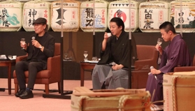 加東市産山田錦で醸したさまざまな日本酒を堪能する（左から）吉田類さん、茂山逸平さん、桂吉坊さん＝加東市上三草、やしろ国際学習塾