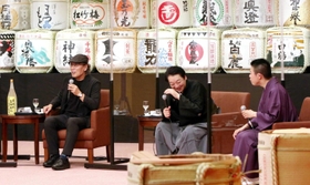 視聴者へ乾杯を呼び掛けた後、日本酒談義で盛り上がる（左から）吉田類さん、茂山逸平さん、桂吉坊さん＝やしろ国際学習塾