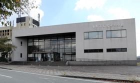 集団接種会場が閉鎖された小野市伝統産業会館。「地域の集中医療施設」の開設は見送られた＝小野市王子町