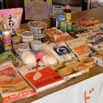 ３月の開催時に回収された食料品＝加東市下滝野（加東文化振興財団提供）