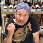 筆を持つ井上稔也さん＝２０１９年６月、神戸市内（家族提供）