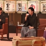 加東市産山田錦で醸したさまざまな日本酒を堪能する（左から）吉田類さん、茂山逸平さん、桂吉坊さん＝加東市上三草、やしろ国際学習塾