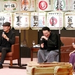 視聴者へ乾杯を呼び掛けた後、日本酒談義で盛り上がる（左から）吉田類さん、茂山逸平さん、桂吉坊さん＝やしろ国際学習塾