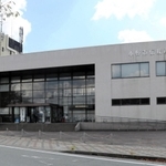 集団接種会場が閉鎖された小野市伝統産業会館。「地域の集中医療施設」の開設は見送られた＝小野市王子町