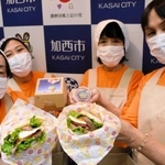 新たに開発された２種類の「鶉野ライスバーガー」とおにぎり工房かさいのメンバーたち＝加西市役所