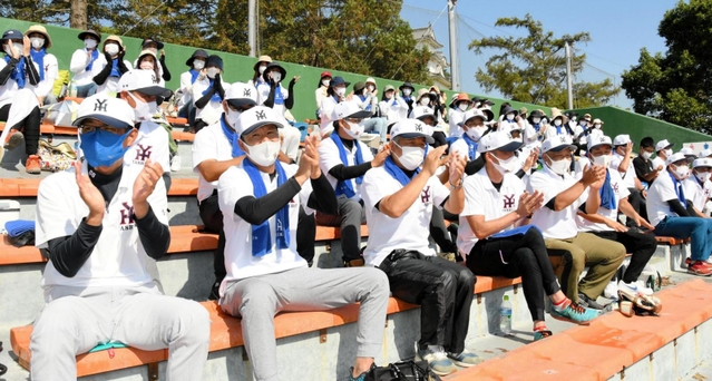 ７回裏、追加点に喜ぶスタンドの保護者ら＝明石市明石公園、明石トーカロ球場