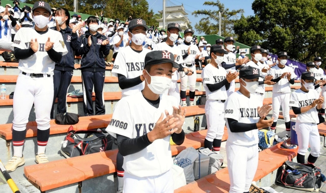 ７回裏、追加点に喜ぶスタンドの部員ら＝明石市明石公園、明石トーカロ球場
