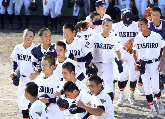 初優勝し、笑顔で駆け出す社ナイン＝明石トーカロ（撮影・吉田敦史）