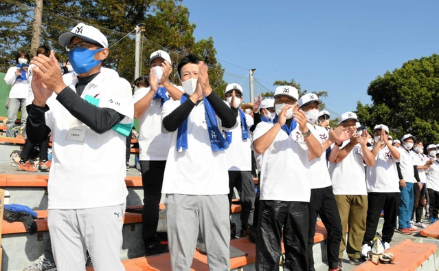 ナインを祝福する保護者＝明石トーカロ