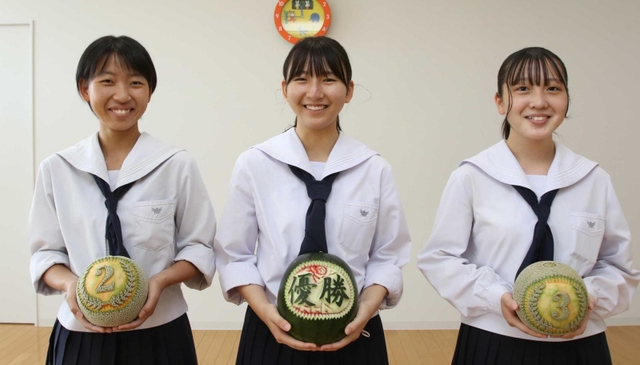 グランプリに輝いたメニューを調理した藤井萌杏那さん（中央）と準グランプリを受賞した井上和奏さん（左）、３位の小牧令奈さん＝加東市社