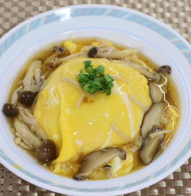 準グランプリに選ばれた井上和奏さんの「和風もち麦オムライス」（加東市提供）