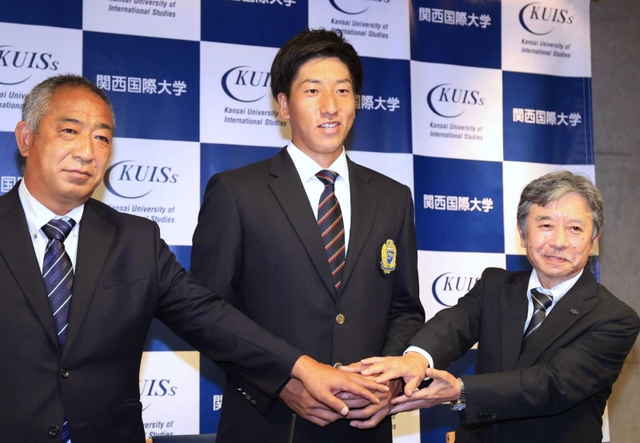プロ野球巨人から指名を受けた翁田大勢投手（中央）＝三木市志染町青山１、関西国際大学（撮影・吉田敦史）