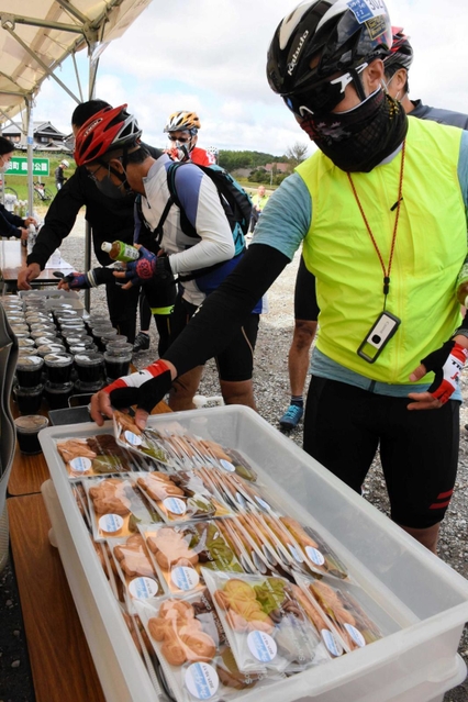 エイドでは自転車形の特製クッキーやコーヒーゼリーなどが振る舞われた＝加西市西横田町
