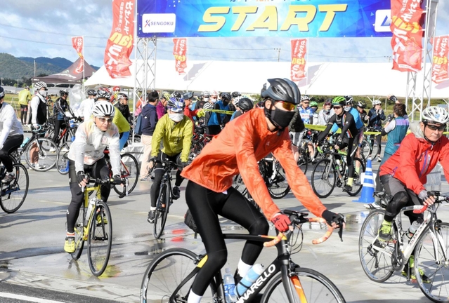 グループごとにスタートする参加者たち＝加西市鶉野町