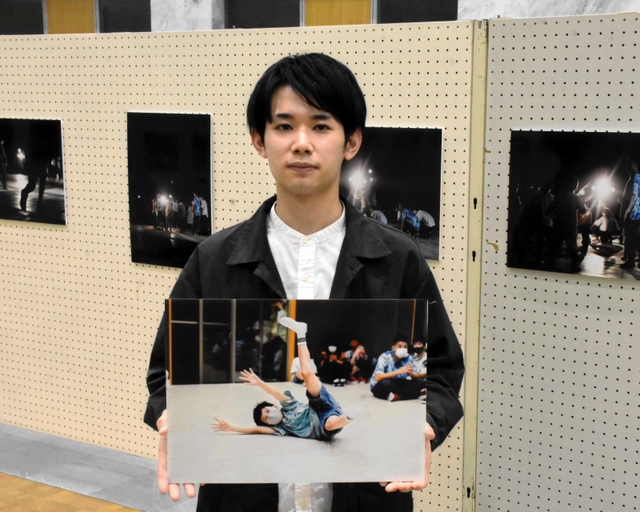障害児らのダンスを紹介する写真展と岸本拓馬さん＝加西市地域交流センター