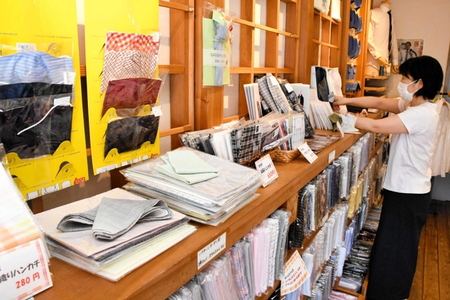 前年比４割の生産減となるなど苦境が続いている播州織＝西脇市西脇