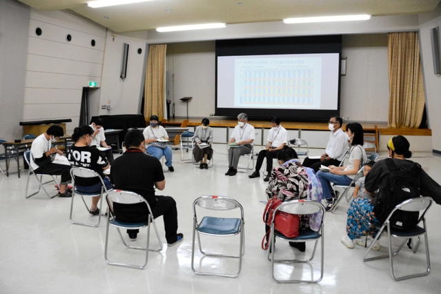 車座になって議論する保護者ら＝中コミュニティプラザ
